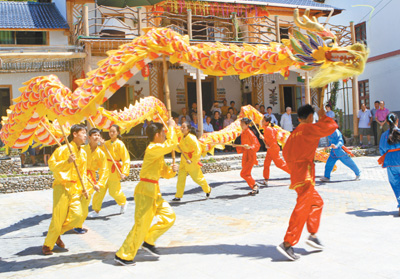 江西井岡山市大隴鎮(zhèn)大隴村群眾載歌載舞慶祝隴上行美麗鄉(xiāng)村建成。 人民視覺