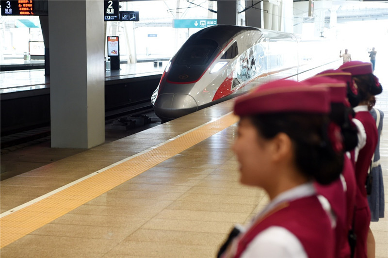 2017年6月26日，在北京南站，“復(fù)興號(hào)”G123次列車駛?cè)胝九_(tái)。