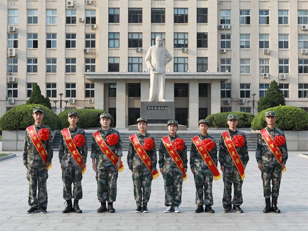 習近平回信的8名入伍大學生，依次為：胡一帆，蔚晨陽，阿斯哈爾·努爾太，王晗，賈嵐珺，戴蕊，李業(yè)廣，董旭東。南開大學新聞中心供圖 