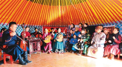 2017年11月23日，蘇尼特右旗烏蘭牧騎隊(duì)員在桑寶拉格蘇木額爾登塔拉嘎查為牧民表演文藝節(jié)目。烏蘭牧騎，蒙古語意為“紅色的嫩芽”，后被引申為“紅色文藝輕騎兵”，是適應(yīng)草原上地廣人稀特點(diǎn)而誕生的文化工作隊(duì)。 　　2017年11月21日，習(xí)近平總書記給烏蘭牧騎隊(duì)員們回信，勉勵他們繼續(xù)扎根基層、服務(wù)群眾，努力創(chuàng)作更多接地氣、傳得開、留得下的優(yōu)秀作品，永遠(yuǎn)做草原上的“紅色文藝輕騎兵”。 　　新華社記者 鄧 華攝