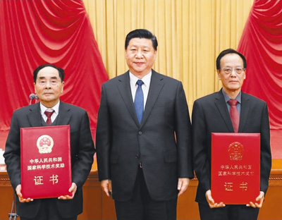 1月8日，國家科學技術(shù)獎勵大會在北京人民大會堂隆重舉行。中共中央總書記、國家主席、中央軍委主席習近平向獲得2017年度國家最高科學技術(shù)獎的南京理工大學王澤山院士（右）和中國疾病預防控制中心病毒病預防控制所侯云德院士（左）頒發(fā)獎勵證書。 　　新華社記者 鞠 鵬攝