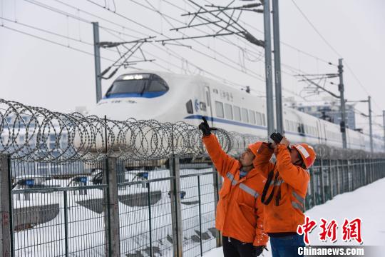 1月28日，南昌供電段職工對武九高鐵沿線供電設(shè)備進行巡視?！≈行戮W(wǎng)王成梁 攝