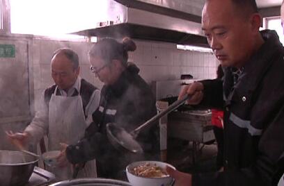 山西晉城市近日普降大雪，地面積雪厚度最深達20厘米。由于高速封閉，不少車輛在山區(qū)公路滯留。附近收費站的工作人員，把被困司機帶到單位食堂，讓大家在寒冷的冬天里吃上一碗熱騰騰的面條。@央視新聞