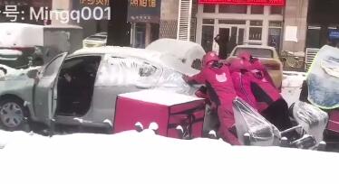 南京大雪，一輛轎車因拋錨陷入冰雪中無法動彈，駕駛員無奈獨自推車。最后在路過的外送小哥幫助下，眾人合力將該車從雪地中推至修理處。此事被眾人廣泛傳播，不少網(wǎng)友紛紛說：天氣惡劣，心疼身邊的這些站在一線工作外賣小哥。@