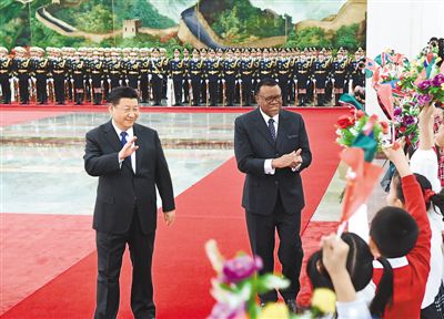 三月二十九日，國(guó)家主席習(xí)近平在北京人民大會(huì)堂同納米比亞總統(tǒng)根哥布舉行會(huì)談。這是會(huì)談前，習(xí)近平在人民大會(huì)堂北大廳為根哥布舉行歡迎儀式。 　　新華社記者 饒愛(ài)民攝