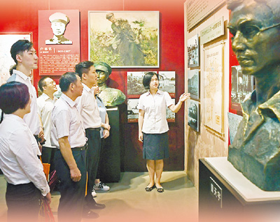 江西省直機(jī)關(guān)黨員在江西革命烈士紀(jì)念堂學(xué)習(xí)。 　　新華社記者 萬(wàn) 象攝