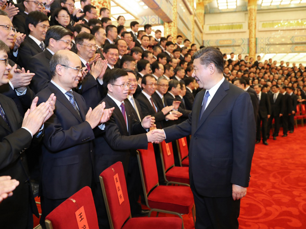 2月20日，黨和國家領(lǐng)導(dǎo)人習(xí)近平、李克強(qiáng)、栗戰(zhàn)書、汪洋、王滬寧、趙樂際、韓正等在北京人民大會堂會見探月工程嫦娥四號任務(wù)參研參試人員代表。（新華社記者 鞠鵬 攝）