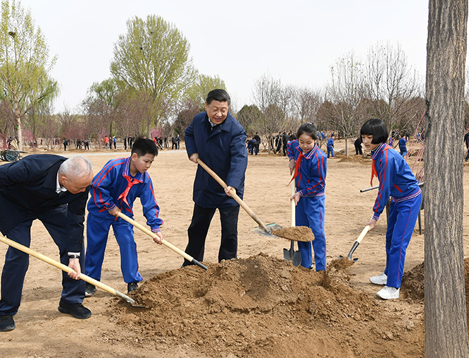 4月8日,黨和國家領(lǐng)導(dǎo)人習(xí)近平、栗戰(zhàn)書、汪洋、王滬寧、趙樂際、韓正、王岐山等來到北京市通州區(qū)永順鎮(zhèn)參加首都義務(wù)植樹活動(dòng)。這是習(xí)近平同大家一起植樹。新華社記者 謝環(huán)馳 攝