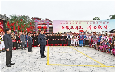 4月25日至27日，中共中央總書記、國家主席、中央軍委主席習近平在廣西考察。這是27日上午，習近平在南寧市廣西民族博物館外，同參加三月三“歌圩節(jié)”民族文化活動的各族群眾親切交流。  新華社記者 謝環(huán)馳 攝