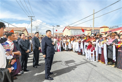 6月7日至9日，中共中央總書記、國家主席、中央軍委主席習(xí)近平在青海考察。這是8日下午，習(xí)近平在海北藏族自治州剛察縣沙柳河鎮(zhèn)果洛藏貢麻村考察時，同村民們親切交流。 新華社記者 謝環(huán)馳 攝