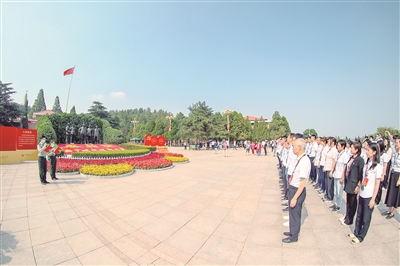 1949年3月，毛澤東在七屆二中全會上對全黨提出：“務必使同志們繼續(xù)保持謙虛、謹慎、不驕、不躁的作風，務必使同志們繼續(xù)保持艱苦奮斗的作風。”“兩個務必”的告誡，至今仍然警醒著共產(chǎn)黨人走好“趕考”之路。圖為6月1日，黨員干部在西柏坡紀念館廣場重溫入黨誓詞。 （圖片來源：人民視覺）