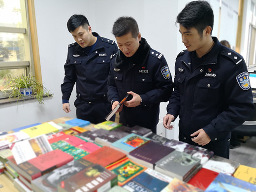浙江紹興公安辦案人員對涉案非法出版物樣品和種類進行清點整理