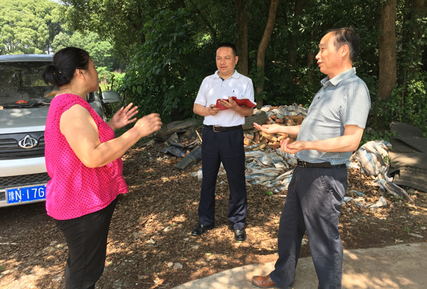 武漢市基層作風巡查組工作人員向農(nóng)戶了解情況