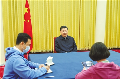 11月2日，中共中央總書記、國家主席、中央軍委主席習近平在北京中南海參加第七次全國人口普查登記。這是習近平在回答普查員的詢問。  新華社記者 鞠鵬 攝