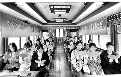 淮安市清江浦區(qū)紀委監(jiān)委通過多種方式開展黨史學習教育，強化紀檢監(jiān)察干部的黨性修養(yǎng)和擔當意識。圖為區(qū)紀委監(jiān)委青年干部沿著里運河文化長廊，重溫中國共產(chǎn)黨百年艱苦奮斗歷程。  岳子瑩 攝