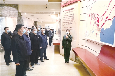 連日來，河北省石家莊市紀(jì)委監(jiān)委分批次組織紀(jì)檢監(jiān)察干部赴西柏坡追尋先輩足跡，現(xiàn)場感悟老一輩革命家為民情懷。圖為石家莊市紀(jì)委監(jiān)委機(jī)關(guān)干部在西柏坡紀(jì)念館現(xiàn)場聆聽學(xué)習(xí)三大戰(zhàn)役故事。張克洪 攝