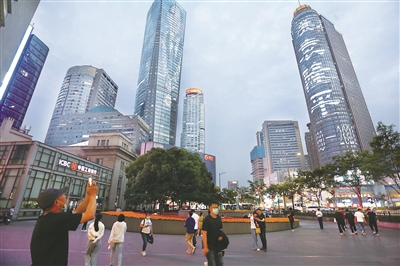 近日，江蘇南京新街口建筑亮燈緬懷袁隆平院士。（圖片來源：視覺中國）