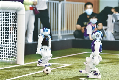 5月21日，2021RoboCup機(jī)器人世界杯中國賽暨亞太機(jī)器人世界杯天津國際邀請賽開幕。圖為參賽機(jī)器人在足球比賽中射門。 新華社記者 趙子碩 攝