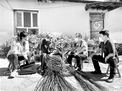 新疆維吾爾自治區(qū)阿勒泰市紀(jì)委監(jiān)委緊盯鞏固“四個(gè)不摘”政策成果、鄉(xiāng)村振興項(xiàng)目發(fā)展、村級(jí)集體經(jīng)濟(jì)等重點(diǎn)內(nèi)容，組織紀(jì)檢監(jiān)察干部開(kāi)展過(guò)渡期專項(xiàng)監(jiān)督。圖為近日，該市紀(jì)委監(jiān)委干部深入汗德尕特鄉(xiāng)阿爾恰特村，向群眾了解惠民政策落實(shí)情況。孟照鵬 攝