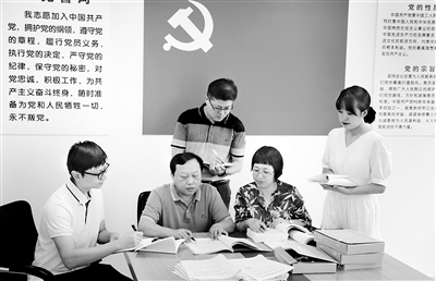 9月7日，海南省海口市紀(jì)委監(jiān)委相關(guān)業(yè)務(wù)室同志研究分析具體個(gè)案中相關(guān)單位領(lǐng)導(dǎo)班子存在的突出問(wèn)題，有針對(duì)性地提出加強(qiáng)黨風(fēng)廉政建設(shè)方面的意見(jiàn)建議。（?？谑屑o(jì)委監(jiān)委供圖）
