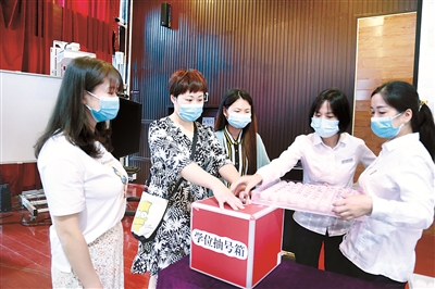 近日，四川省天府新區(qū)紀(jì)工委干部對(duì)轄區(qū)幼兒園學(xué)位搖號(hào)工作進(jìn)行現(xiàn)場監(jiān)督，確保公平公正、嚴(yán)肅認(rèn)真。劉雪靜 攝
