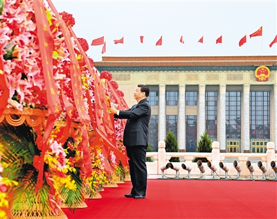 9月30日上午，黨和國(guó)家領(lǐng)導(dǎo)人習(xí)近平、李克強(qiáng)、栗戰(zhàn)書(shū)、汪洋、王滬寧、趙樂(lè)際、韓正、王岐山等來(lái)到北京天安門(mén)廣場(chǎng)，出席烈士紀(jì)念日向人民英雄敬獻(xiàn)花籃儀式。這是習(xí)近平整理花籃上的緞帶。 新華社記者 李響 攝