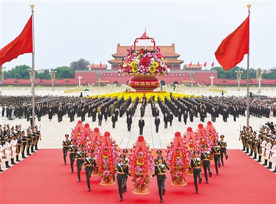 9月30日上午，黨和國(guó)家領(lǐng)導(dǎo)人習(xí)近平、李克強(qiáng)、栗戰(zhàn)書(shū)、汪洋、王滬寧、趙樂(lè)際、韓正、王岐山等來(lái)到北京天安門(mén)廣場(chǎng)，出席烈士紀(jì)念日向人民英雄敬獻(xiàn)花籃儀式。 新華社記者 燕雁 攝