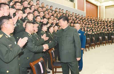 12月13日，中共中央總書記、國家主席、中央軍委主席習近平到第71集團軍視察。這是習近平親切接見集團軍機關(guān)全體干部和所屬部隊團以上干部。 　　新華社記者 李 剛攝