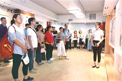 北京市東城區(qū)紀委監(jiān)委針對黨員干部違紀違法年輕化這一現(xiàn)象，開展“扣好第一?？圩印睂ｎ}紀律教育活動。圖為青年干部參觀警示教育基地。攝影/陳慶（東城區(qū)紀委監(jiān)委干部）