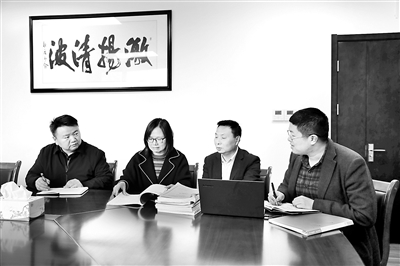 圖為上海市奉賢區(qū)紀(jì)委監(jiān)委第四審查調(diào)查室工作人員正在研究案情。 鐘朔 攝