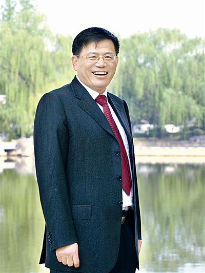韓永進(jìn)，中國(guó)國(guó)家圖書館館長(zhǎng)、黨委書記，國(guó)家典籍博物館館長(zhǎng)，國(guó)家古籍保護(hù)中心主任，中國(guó)圖書館學(xué)會(huì)理事長(zhǎng)。