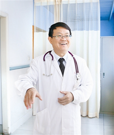 盧洪洲，上海市（復(fù)旦大學(xué)附屬）公共衛(wèi)生臨床中心黨委書記，曾赴非洲參與人道援助，負(fù)責(zé)埃博拉等疫情的防控工作。