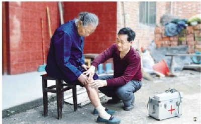 他還要給鄉(xiāng)親們繼續(xù)服務(wù)下去,這是一名醫(yī)生的職責(zé),也是一名黨員的初心