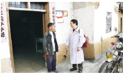 他還要給鄉(xiāng)親們繼續(xù)服務(wù)下去,這是一名醫(yī)生的職責(zé),也是一名黨員的初心