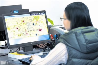 重慶市江北區(qū)紀(jì)委工作人員利用公務(wù)用車監(jiān)管系統(tǒng)進(jìn)行線索分析。(資料圖片)