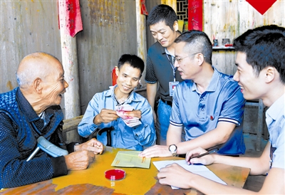 福建省南平市嚴(yán)查群眾身邊的腐敗問題，困難群眾領(lǐng)回被侵占的補(bǔ)助金。