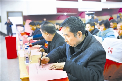 1月18日，參加江西省萍鄉(xiāng)市湘東區(qū)第十一屆人民代表大會第三次會議的區(qū)人大代表，在大會上認真審議政府工作報告及了解區(qū)監(jiān)委選舉辦法。李誠偉 攝