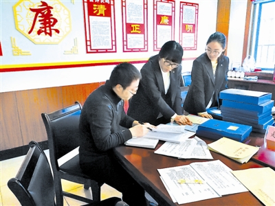 日前，山東省惠民縣紀(jì)委監(jiān)委針對不敢擔(dān)當(dāng)、為官不為等問題在全縣范圍內(nèi)開展專項(xiàng)檢查。圖為縣紀(jì)委監(jiān)委工作人員在縣房管局查閱相關(guān)文件資料。張圓圓 攝