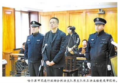 “黑車”橫行牽出百余“保護(hù)傘”