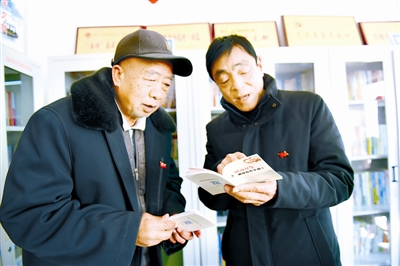 下圖：河南省商丘市紀(jì)委監(jiān)委整理扶貧領(lǐng)域典型案例以及相關(guān)黨紀(jì)法規(guī)條文， 編印成宣傳手冊，發(fā)放給全市農(nóng)村黨員干部，提醒他們時刻繃緊紀(jì)律之弦。 圖為該市睢縣城關(guān)鎮(zhèn)東關(guān)南村村干部與老黨員討論手冊內(nèi)容。劉洋 牛海濤 攝影報道