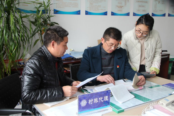 貧困群眾的幸福始終是紀檢監(jiān)察干部心中的頭等大事，浙江省浦江縣仙華街道紀工委干部來到街道“三資”管理中心，檢查關于扶貧項目資金使用情況的信訪件線索，確保把每一分錢都花在貧困群眾身上。