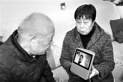 圖為陜西省西咸新區(qū)灃東新城芊域溪源社區(qū)老人通過智能機(jī)器人向醫(yī)生咨詢。 （西咸新區(qū)人社民政局供圖）