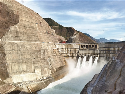 金沙江白鶴灘水電站首批機組于6月28日安全準點投產(chǎn)發(fā)電。圖為白鶴灘水電站。本報記者 侯顆 攝